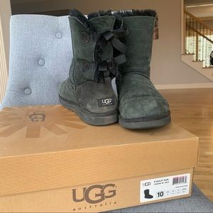 Short black bailey bow Uggs Ugg boots size 10